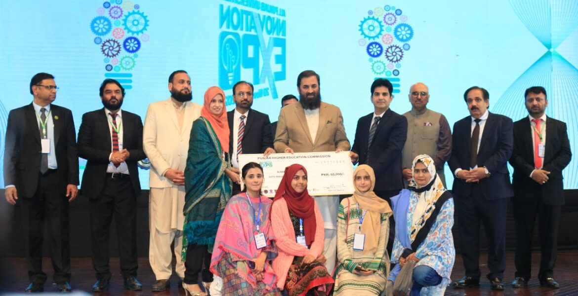 Governor-Punjab-Awarding-2nd-Prize