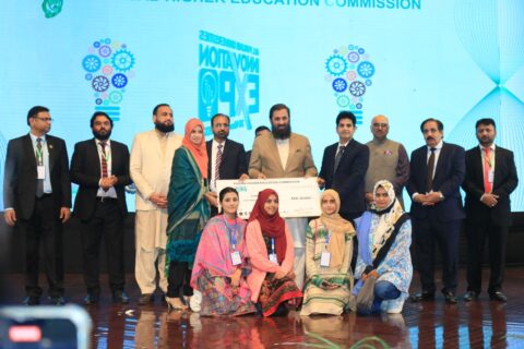 Governor-Punjab-Awarding-2nd-Prize